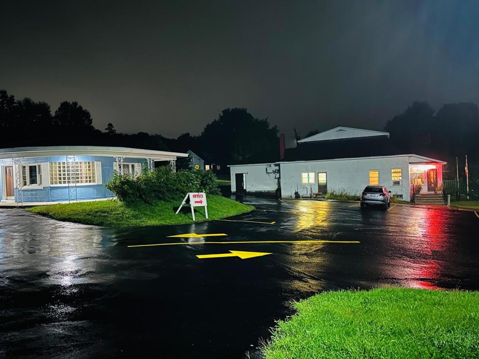 Stiles Motel Hill View Вудсток Экстерьер фото